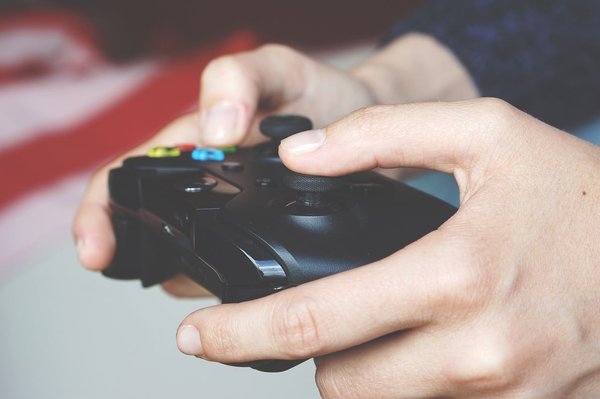 Quels sont les défis spécifiques à la création de jeux vidéo éducatifs pour adolescents ?